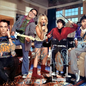 Big Bang Theory Cast Signed Photo X5 - Johnny Galecki, Jim Parsons, Kaley Cuoco, Simon Helberg, Kunai Nayyar - W/COA