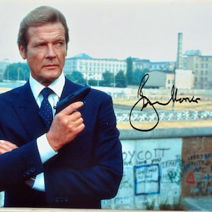 Roger Moore Signed Photo – James Bond 007 – Octopussy W/COA