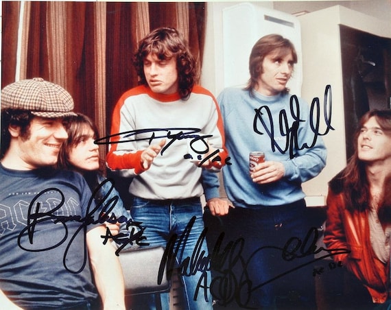 Foto firmada por AC/DC X5: Angus Young, Malcolm Young, Brian Johnson con  certificado de autenticidad