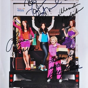 Hot In Cleveland Cast Signed Photo X4 - Betty White, Valerie Bertinelli, Jane Leeves ++ W/COA
