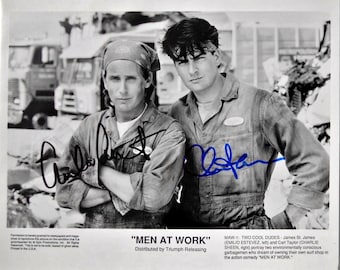 Foto firmada de Charlie Sheen y Emilio Estevez – Hombres trabajando con certificado de autenticidad