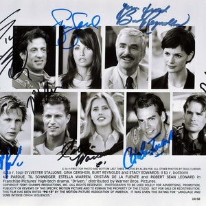 Puede incluir: Foto en blanco y negro del reparto de la película "Driven". El reparto incluye a Sylvester Stallone, Gina Gershon, Burt Reynolds, Stacy Edwards, Kip Pardue, Til Schweiger, Estella Warren, Cristian de la Fuente y Robert Sean Leonard. La foto está firmada por todos los miembros del reparto.