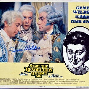 Op de afbeelding: Een filmposter voor de film "Start the Revolution Without Me" met Gene Wilder en Donald Sutherland. De poster toont een karikatuur van Gene Wilder in de rechterbenedenhoek. De tekst "Gene Wilder, wilder than ever!" is gedrukt in geel op een lichtblauwe achtergrond.