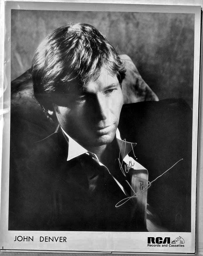 ジョン・デンバー直筆サイン写真 - レコード会社宣伝写真（COA付き