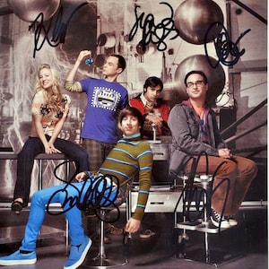 Big Bang Theory Cast Signed Photo X5 - Johnny Galecki, Jim Parsons, Kaley Cuoco, Simon Helberg, Kunai Nayyar - W/COA
