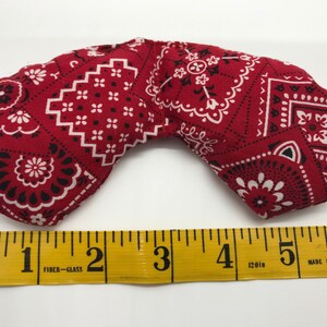 Puede incluir: Coj&iacute;n para ojos de tela roja con estampado de bandana, que mide aproximadamente 12,7 cm de largo, con fondo blanco y dise&ntilde;o paisley negro.