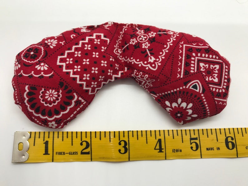 Puede incluir: Coj&iacute;n para ojos de tela roja con estampado de bandana, que mide aproximadamente 12,7 cm de largo, con fondo blanco y dise&ntilde;o paisley negro.