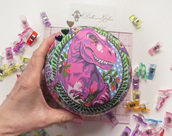 Pelote d'épingles dinosaure (Rex in Pink) de taille moyenne - Collection Tula Pink Roar - Cadeau pour amis Quilty