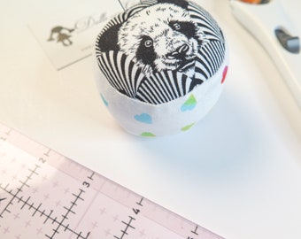 Petite pelote d'épingles en forme de coeurs panda et arc-en-ciel, collection Linework par Tula Pink