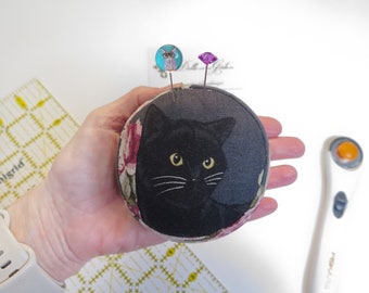 Mini OOAK pelote d'épingles chat noir--cadeau pour maman chat--cadeau à broder