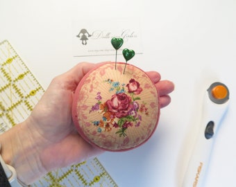 Petite pelote d'épingles florale — Guicy Guice -- Cadeaux pour elle -- Pelote d'épingles faite main