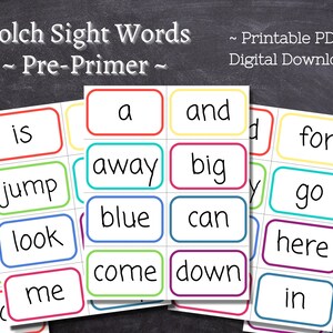 Op de afbeelding: Een set kleurrijke flashcards met Dolch-zichtwoorden voor pre-primer leerlingen. De woorden omvatten "a", "and", "is", "jump", "away", "big", "blue", "can", "look", "come", "down", "me", "for", "go", "here", "in", "the".