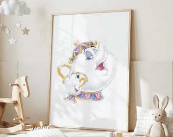 Könnte beinhalten: Gerahmter Aquarelldruck von Madame Pottine und Tassilo aus Die Schöne und das Biest. Das Kunstwerk zeigt die Charaktere in Weiß, Gold, Lila und Rosa. Der Druck wird in einem Kinderzimmer mit einem Schaukelpferd und einem Stoffhasen ausgestellt.