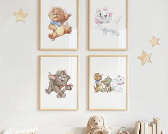 Pode incluir: Quatro impressões emolduradas em aquarela de gatinhos de desenho animado em um ambiente de berçário. As impressões apresentam vários gatinhos em poses diferentes, com cores suaves e um estilo lúdico. Decorações de estrelas de madeira na parede.