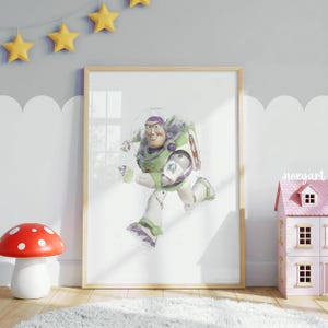 Puede incluir: Una impresión enmarcada de Buzz Lightyear de Toy Story en estilo acuarela. La obra de arte representa a Buzz con su traje espacial verde, blanco y morado, a medio paso. La impresión está en un marco de madera clara, con una decoración de hongo rojo y blanco y una casa de muñecas rosa en el fondo.