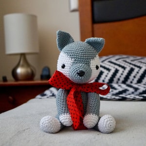 Patrón de crochet para amigurumi de lobo: "Frosty" Lobo, inglés y español (PDF)