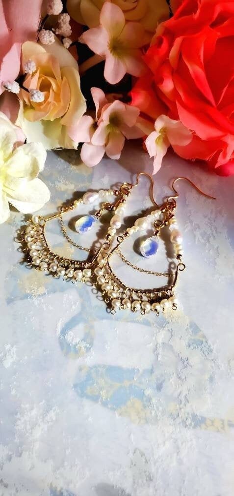 Perle und Gold Kronleuchter Ohrringe, Opal Ohrringe, Edelstein Kronleuchter Ohrringe, baumeln Ohrringe, Juni Geburtsstein, Braut Ohrringe, Geschenk für Sie