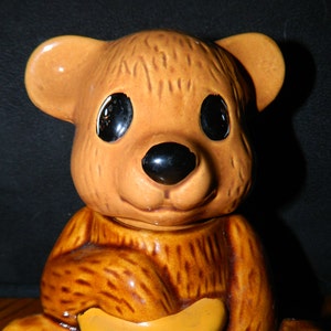 Um lindo pote de urso de mel de cerâmica ~ (3) ~ Peça de ursinho de pelúcia vintage segurando um pote ~ Pronto para servir mel para seu chá ou pão ~ Estatueta de urso ~ Colher ~