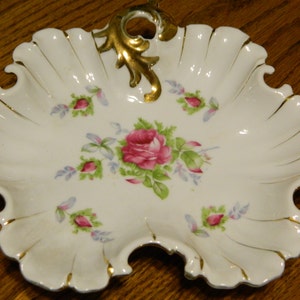 Een uniek gevormde Lefton China Floral schotel ~ een glanzende witte porseleinen schotel w / een roze Floral Design & geëtst in goud ~ mooie sieraden ~ Candy schotel ~