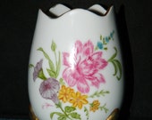 Large Vase~White Glossy Floral Hatched Egg Vase~Cracked Egg~3 Footed~Broken Egg~Egg Planter~Great Dresser Decor~Use for Coins & Jewelry