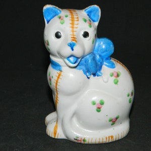 Una linda vendimia colorida Kitty-rosa flores & un gran arco azul- Purrfect para un gatito-gato amante-Display en una estantería o en un gabinete de curio-