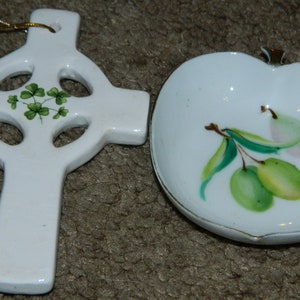 2 Vintage Ceramic Wall & Shelf Decorations. A Peach Shaped Dish w/a Fruit Design Highlighted in Gold. A Ceramic Wall Cross w/a Clover Design