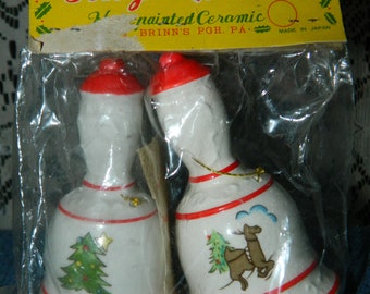 Une paire de cloches en céramique de Jingle Bell. 2 vintage Small Christmas Bells w/a Reindeer - Christmas Tree Design - Christmas Decor. Forfait non ouvert