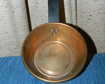 Vintage grote koperen soep pollepel met een gat voor opknoping. Een uitstekende koperen serveerlepel, waterdimpel, rustieke boerderijkeukendecoratie