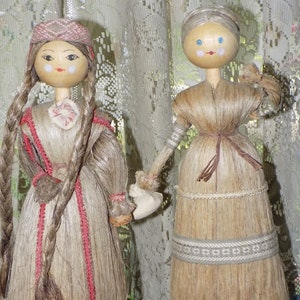 Two Vintage Uniquely Hand Crafted Corn Husk Dolls. A Pair of Nice Handmade (Looks to Be Made of Corn Husk) Girl Dolls For Display