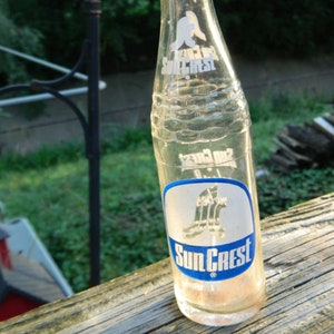 Vintage solvapen samlarflaska med läsk, uppfriskar dig bäst, en tom glasflaska med läsk, bardekor