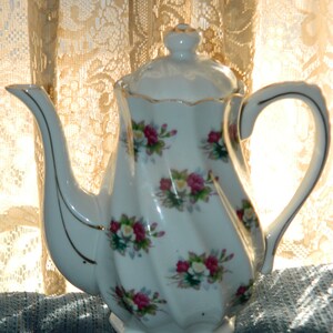 Una olla de té japonés de cerámica Vcagco vintage. Bonito y brillante blanco forma única floral tetera con púrpura & flores blancas y flores de oro destacados