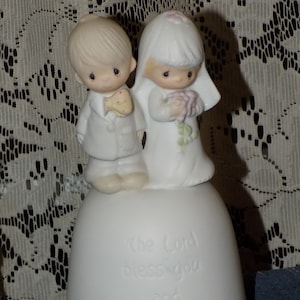 Vintage 1981 Bruid en bruidegom kostbare momenten Bell beeldje. Een Jonathan and David Bell uit 1981 &quot;The Lord Bless You and Keep You&quot; &lt;3