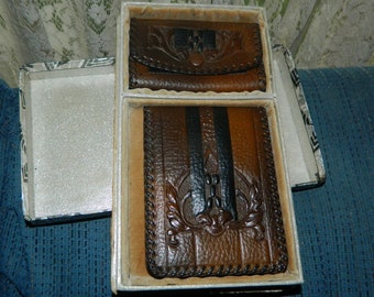 Vintage echte Steer verstecken Leder Brieftasche & Schlüsselanhänger Geschenk-Set. Braun und schwarz (unbenutzt) Brieftasche und Schlüsselhalter Set w / Box. Große Kerl Geschenk.