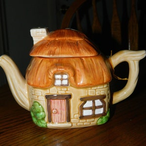 Vintage Novelty Lefton Cottage House Teapot. A Nice & Glossy Whimsical Collectible Teapot to Enjoy Your Favorite Tea or Display on a Shelf.