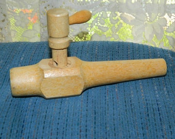 Vintage Rubinetto di legno o Spout per Keg. Un whisky di legno, birra o vino barile Keg Spout. Colore Legno Biondo