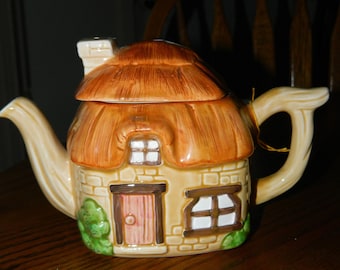 Vintage nieuwigheid Lefton Cottage huis theepot. Een mooie & glanzende grillige collectible theepot om te genieten van uw favoriete thee of weergeven op een plank.