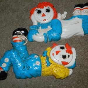 Ein Vintage Paar Raggedy Ann & Andy Wandfiguren. Zwei 1977 Bobbs Merrill Co. Kinder bunte Wanddekorationen
