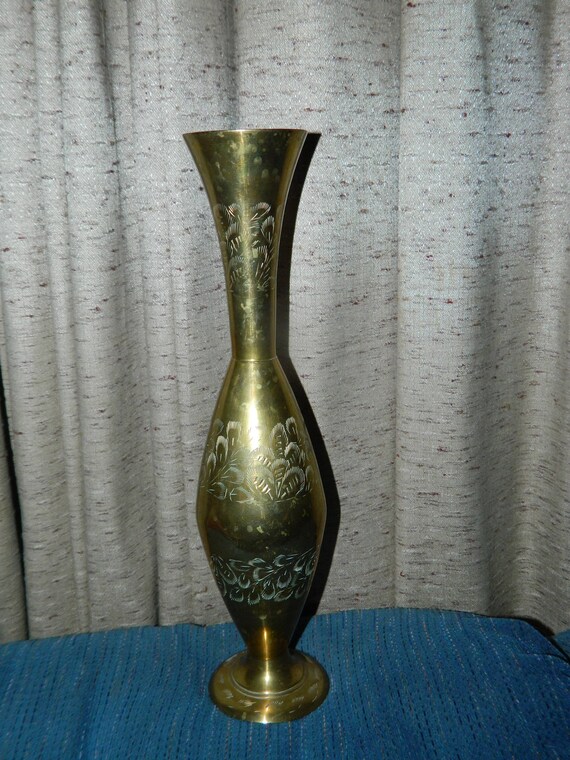 Eine Vintage Messing Vase , tall & Pretty, einzigartig geformte Messing-Blumenvase, lange Blumen-Display-Vase w/a verzierten Look,Tisch-