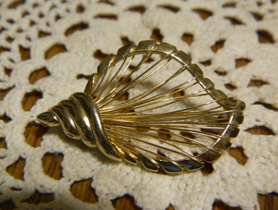 Gold Tone Leaf~Sea Shell Shaped Pin Great to Wear… - image 1