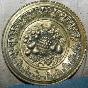 A Vintage Brass 11.5&quot; Wall Plate w/a Fruit Design. A Large Beautiful Hammered Brass Platter w/a Fruit Decoration to Hang on The Wall