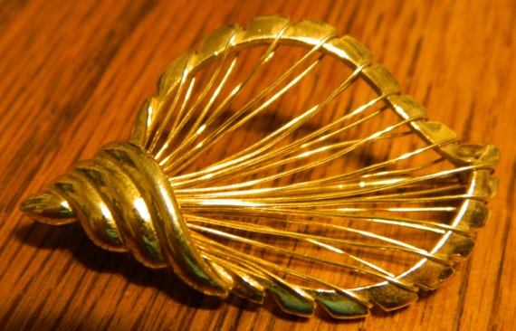 Gold Tone Leaf~Sea Shell Shaped Pin Great to Wear… - image 2