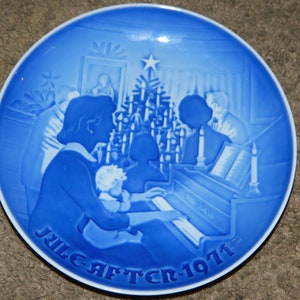 Prato colecionável de porcelana vintage 1971 &quot;Natal em casa&quot;. Um prato de Natal vintage com a família reunida ao redor do piano