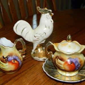 Romig wit & Gouden Haan ~ en een 4 stuk Vintage suiker, Creamer en schotel Set ~ The Set heeft een Fruit Decor ~ alle hoge verlicht in goud