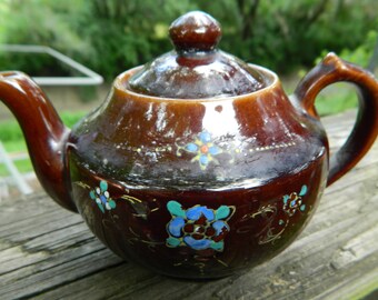 Vintage piccola teiera marrone dal Giappone. Una teiera in ceramica marrone di dimensioni più piccole w / un design blu floreale per rendere il vostro tè preferito o per visualizzare.
