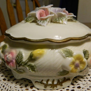 Een ronde 3D bloemen schotel w / deksel ~ Victoriaanse ~ Keepsake Box ~ Snuisterijdoosje w/assorti verhoogd bloemen ~ groene bladeren & geëtst in goud