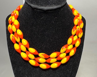 Collar de varias hebras de Alemania Occidental con cuentas geométricas de plástico en color naranja y amarillo, firmado, de mediados de siglo (años 60).