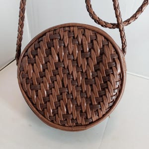 Vintage Tianni Runde Schultertasche Cross Body 6 Zoll Durchmesser mit langem geflochtenem Riemen 22 Zoll Riementropfen
