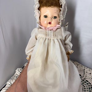 Amerikanischer Charakter Tiny Tears Doll 13 Zoll trinkt nass weinen, da Teile restauriert werden