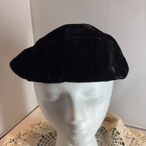 Vintage Ladies Black Velour Beret Hat