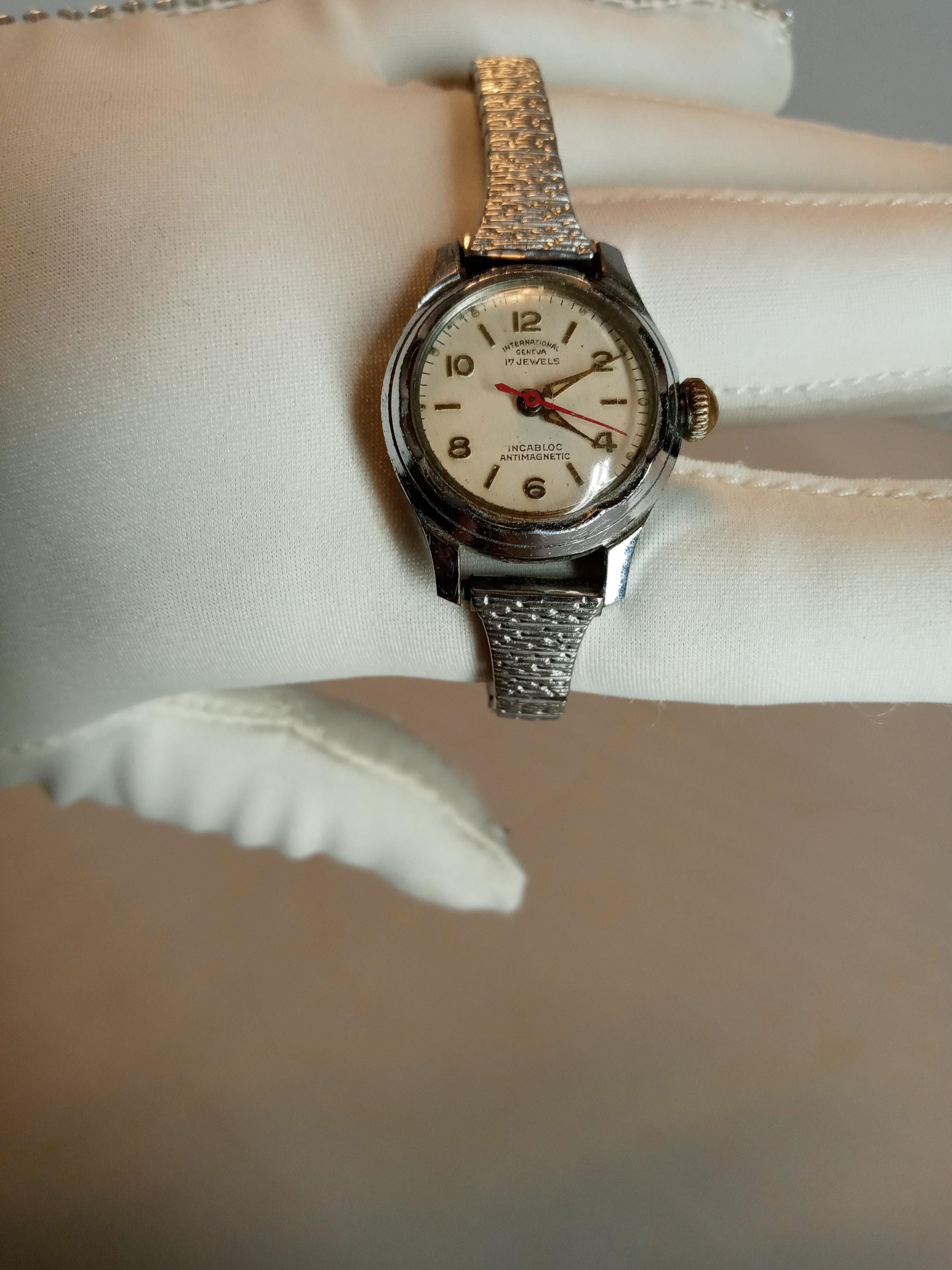International Geneva 17 Jewels Incabloc Antimagnetic Ladies Wrist